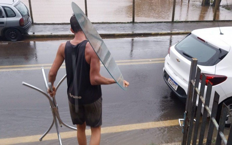 Moradores tentam salvar móveis do avanço das águas em Lindolfo Collor  | abc+