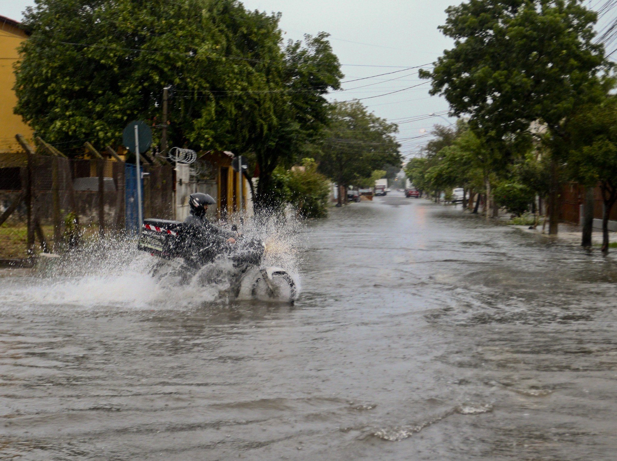TEMPESTADE: "Cenário preocupa mais no RS", alertam meteorologistas sobre tendência de chuva para início de maio