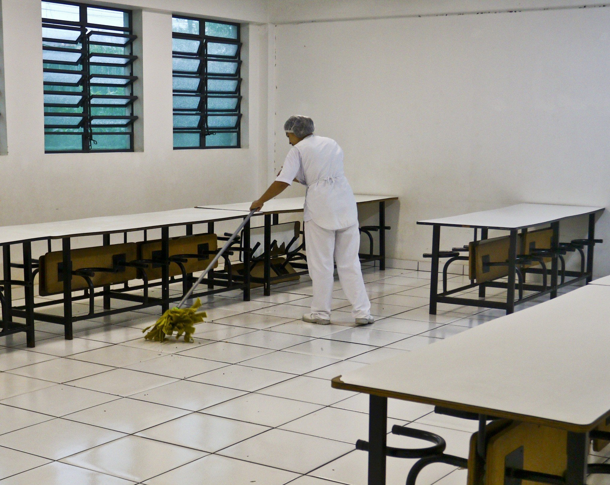 Escola Tancredo Neves acabou alagada após forte chuva atingir salas de aula em Canoas