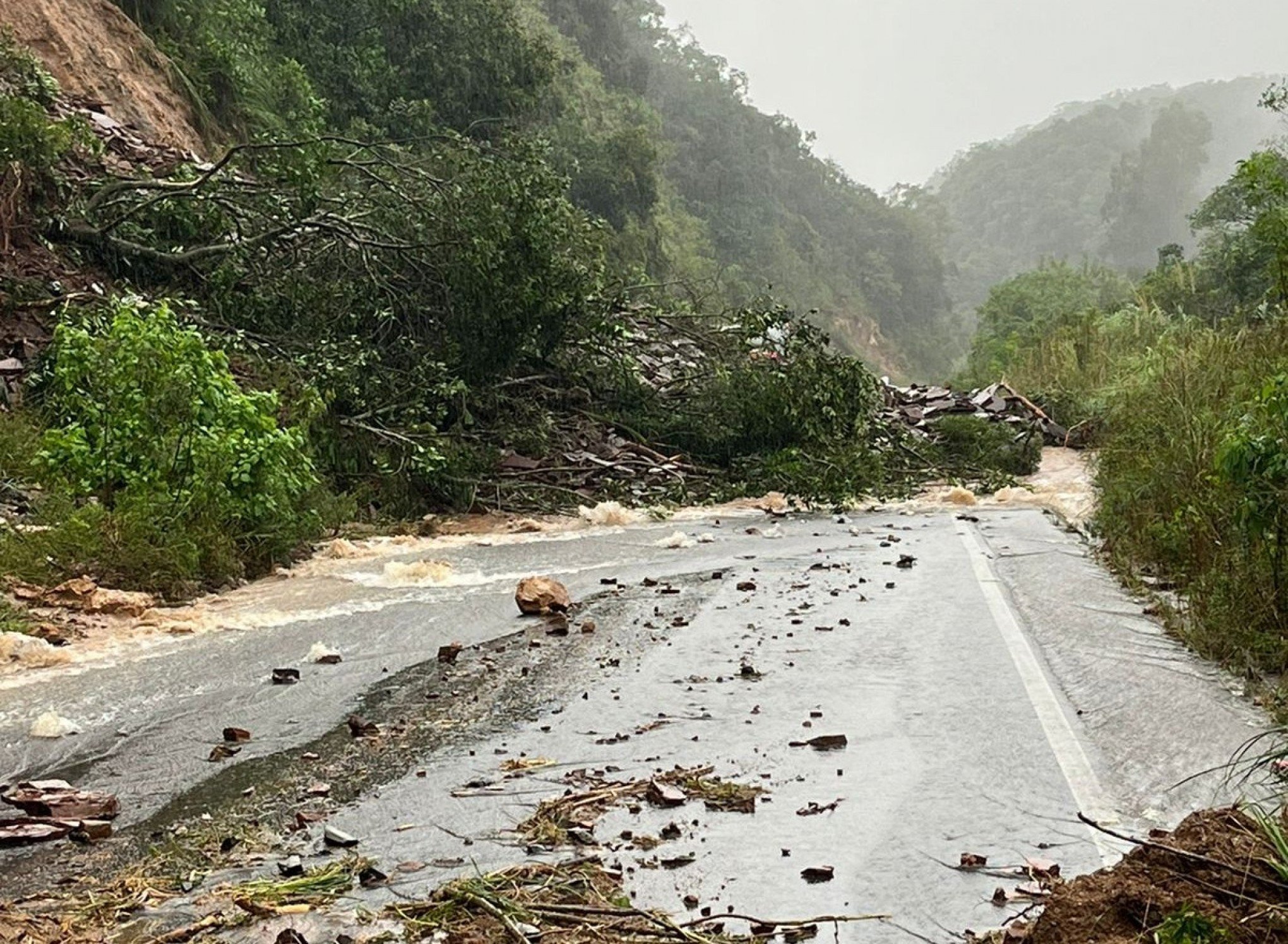 TEMPESTADE: "Saia de casa imediatamente", Defesa Civil do RS faz alerta para risco de deslizamento de terra
