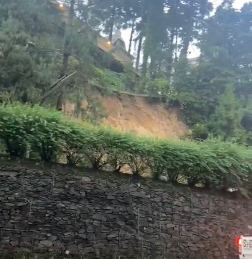 TEMPESTADE: Deslizamento de terra na Aldeia do Papai Noel compromete ligação entre Canela e Gramado