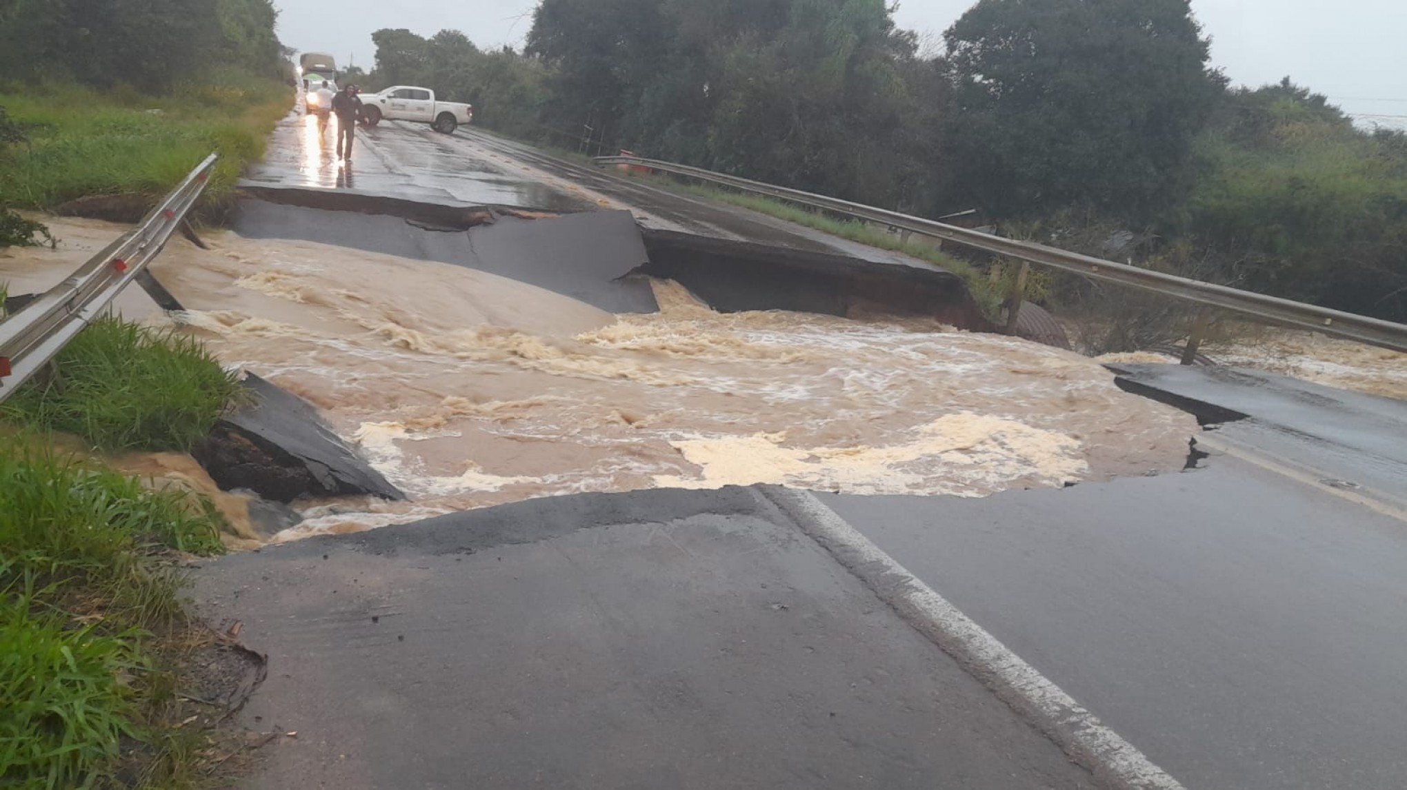 TEMPESTADE: Mortes, ponte arrastada e inundação; como foi a manhã de chuvas desta terça-feira no RS