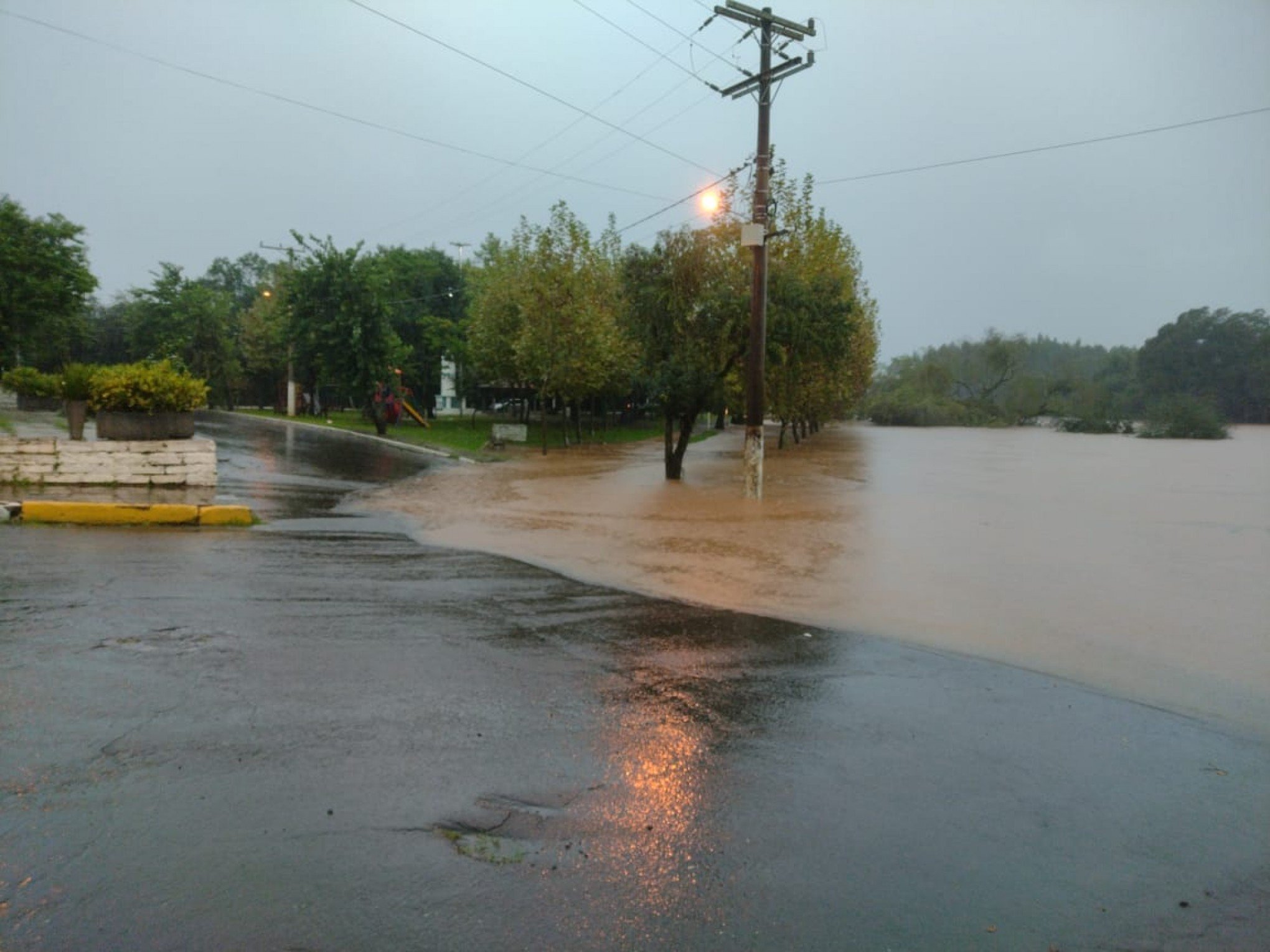 TEMPESTADE: Chuva causa danos em 65 cidades do RS e centenas de pessoas ficam fora de casa