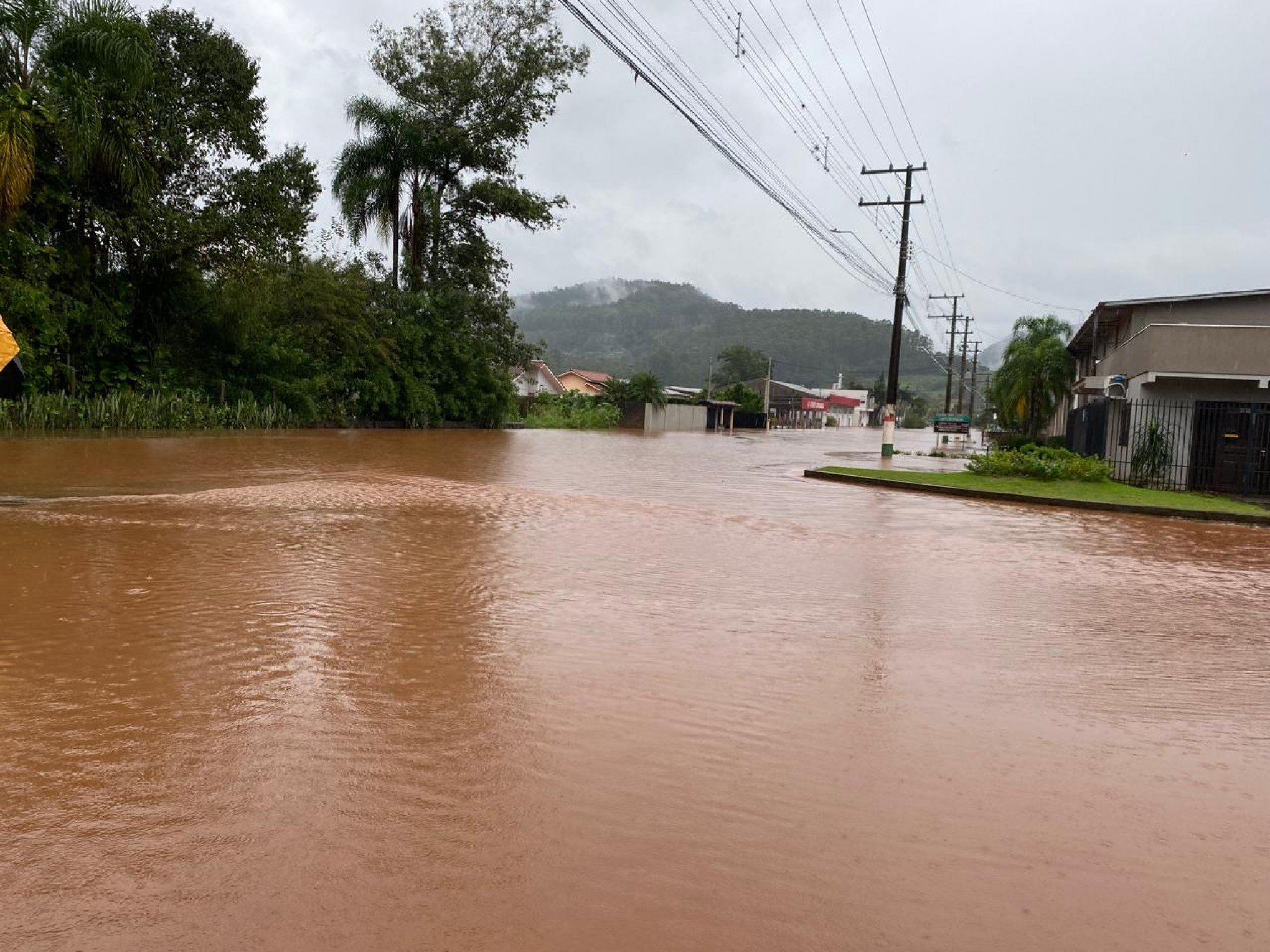 TEMPESTADE: "Saiam de casa, preservem suas vidas", alerta prefeito de Encantado devido ao volume de chuva