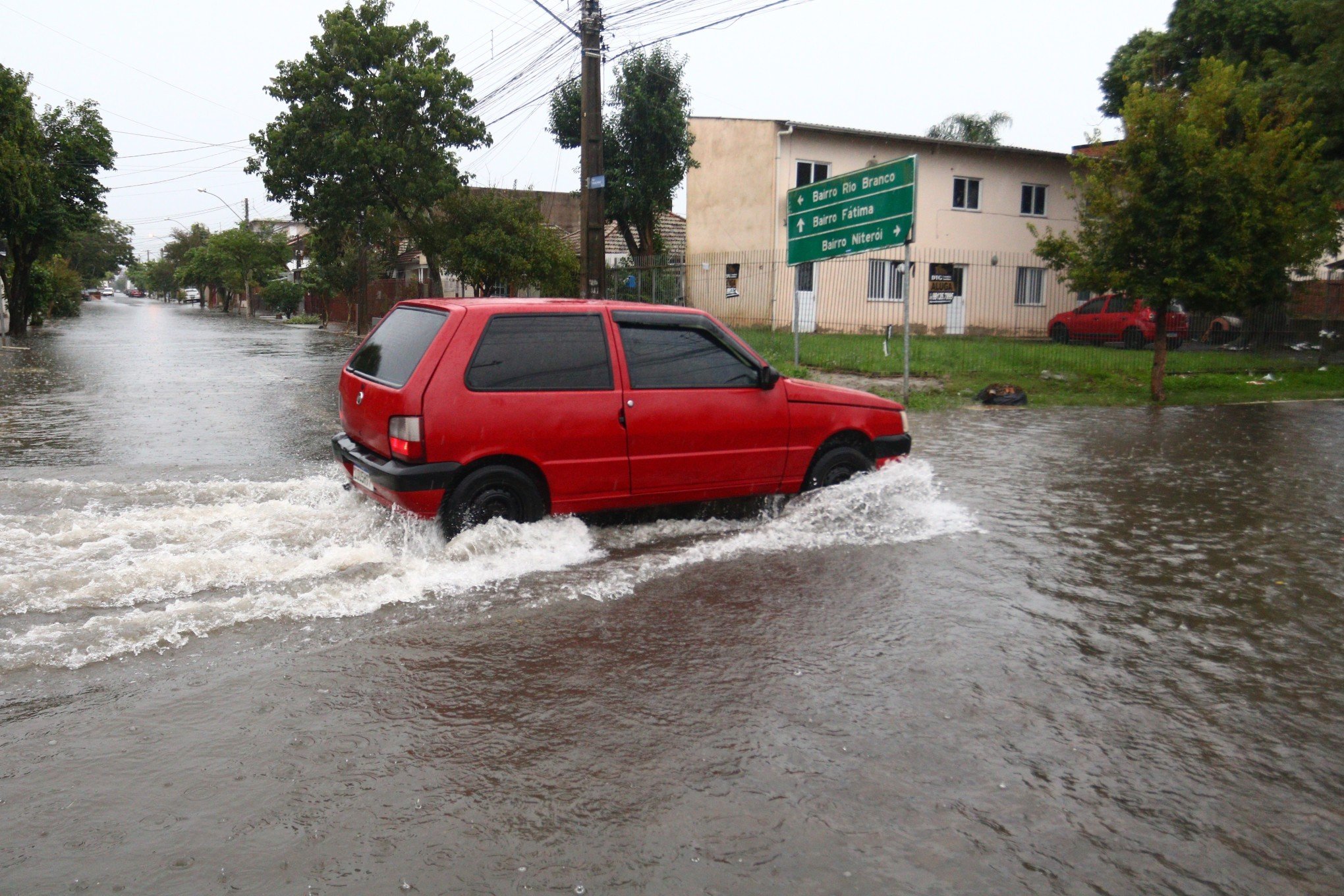 TEMPESTADE: Chuva que castiga Canoas deixa vias intransitáveis em vários pontos