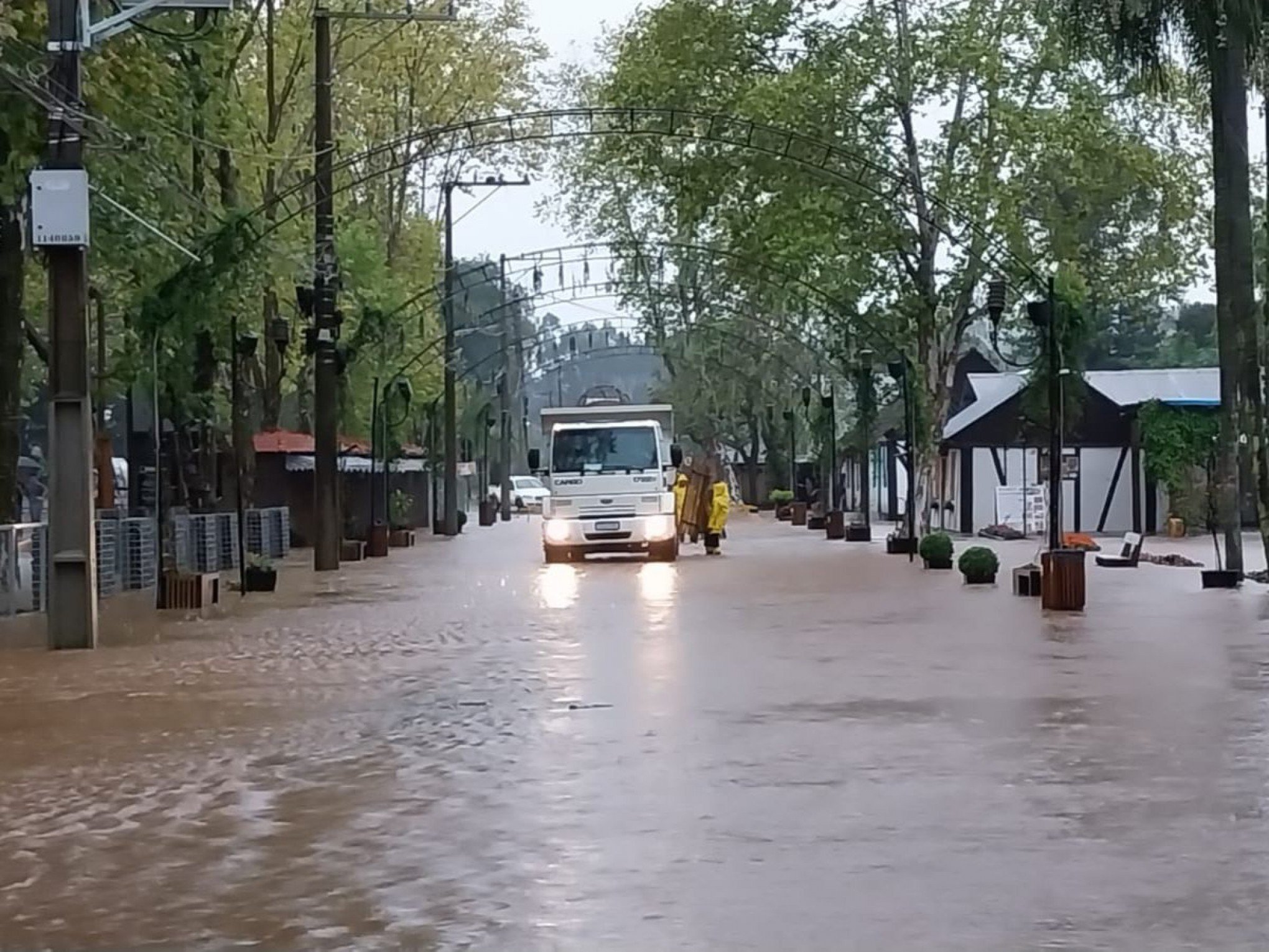 TEMPESTADE: Núcleo de Casas Enxaimel alaga com chuvas excessivas em Ivoti