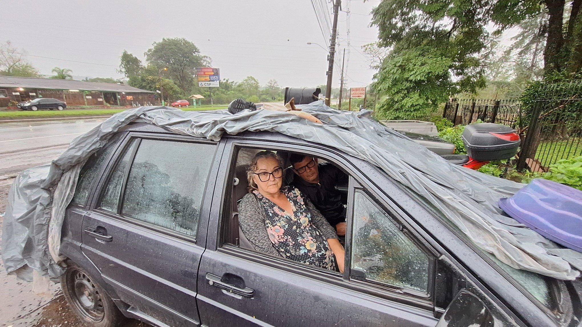 TEMPESTADE: Casal mora dentro de carro emprestado por vizinho após enchente encobrir casas em São Sebastião do Caí