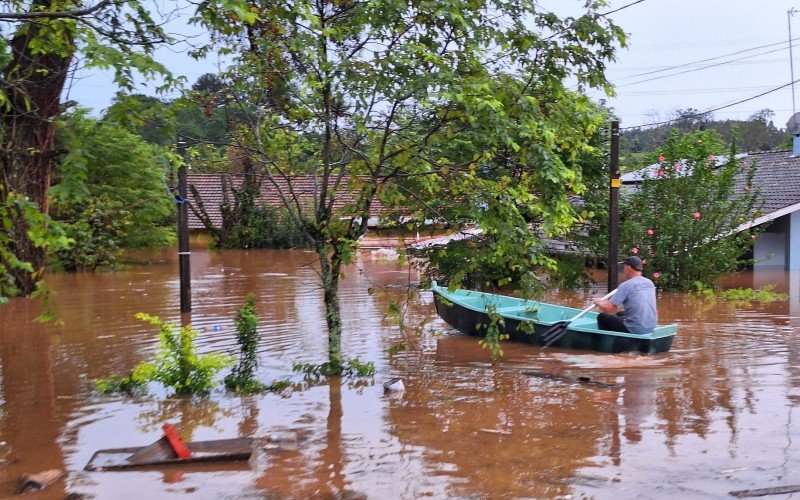 Circular pela localidade do Lajeadinho, em São Sebastião do Caí, só era possível de barco nesta quarta-feira (1º) | abc+