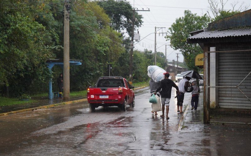 Famílias começaram a serem retiradas de casa no final da tarde, e novas saídas podem acontecer nesta quinta-feira | abc+