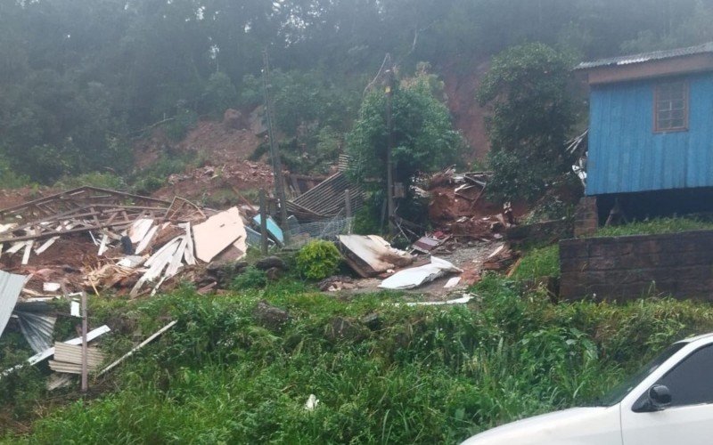 TEMPESTADE: Identificadas vítimas de deslizamento de terra que destruiu casas em cidade do RS | abc+