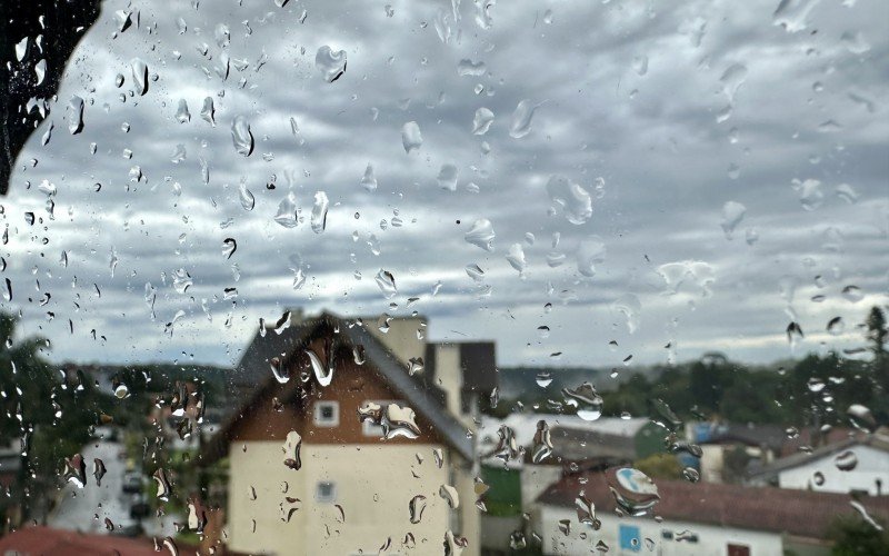 Tempestade atinge Gramado desde a segunda-feira (29)