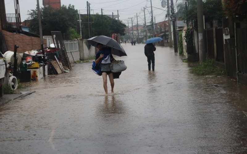 Moradores de cidades afetadas pela água tiveram que abandonar as residências, no RS | abc+