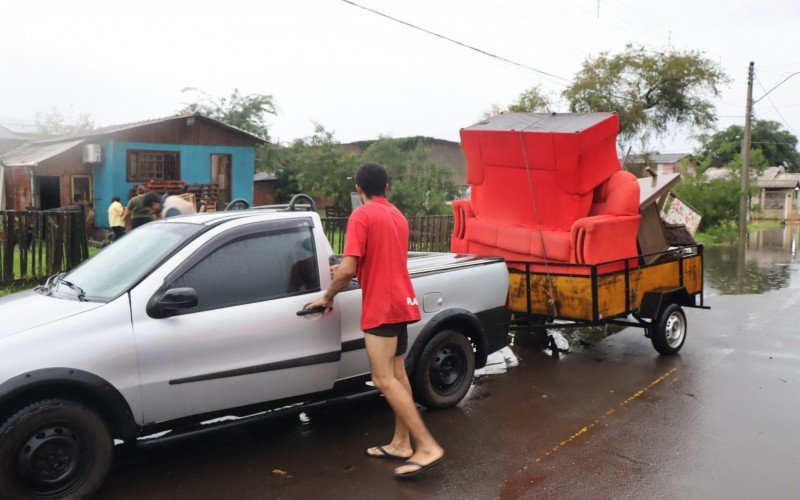 Moradores se unem para retirar os móveis de dentro de casa