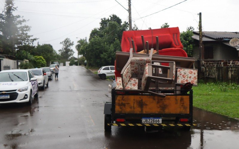 Moradores se unem para retirar os móveis de dentro de casa | abc+