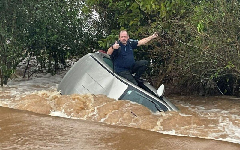 Homem ficou cerca de 12 horas ilhado em cima do próprio carro | abc+