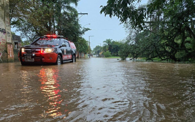 Rio dos Sinos já atinge a Rua da Praia, no bairro Rio dos Sinos