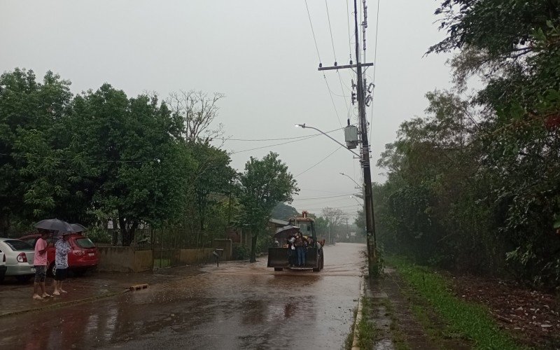 Retroescavadeira é meio de transporte para atravessar bairro Barrinha, que suspendeu aulas em Campo Bom | abc+