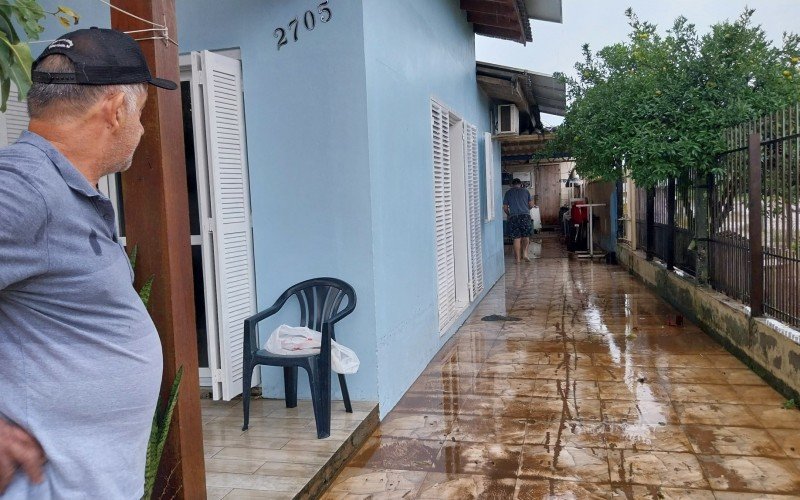  Já o empresário Lo Neri Botton, 62 anos, não escondeu a voz engasgada por conta da situação de duas casas e da empresa, no mesmo terreno que foi tomado pelas águas do rio Paranhana, no bairro Guarujá, em Parobé   | abc+