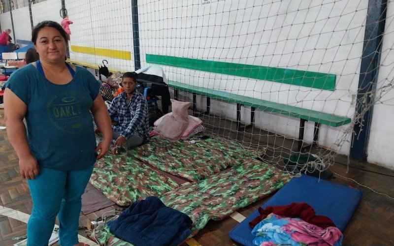  A doméstica Maria Elisiane de Vargas Bueno dos Santos, 42 anos, deixou sua casa em Parobé e foi para abrigo com roupas e documentos | abc+