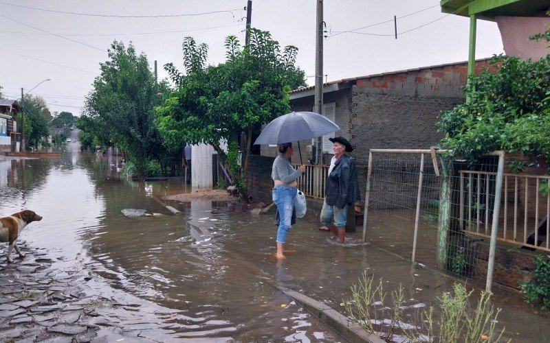 
A industriária Rose Siqueira, 44 anos, convenceu o pai a sair de casa, na Rua Buenos Aires, em Taquara, o aposentado Edebrando  Rodrigues Siqueira