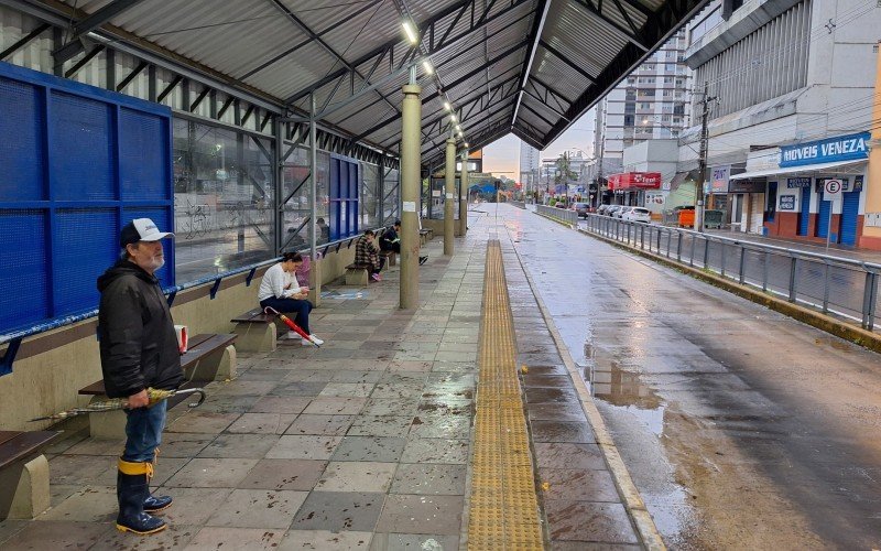 Paradão com poucos passageiros no início da manhã do feriado do Dia do Trabalho | abc+