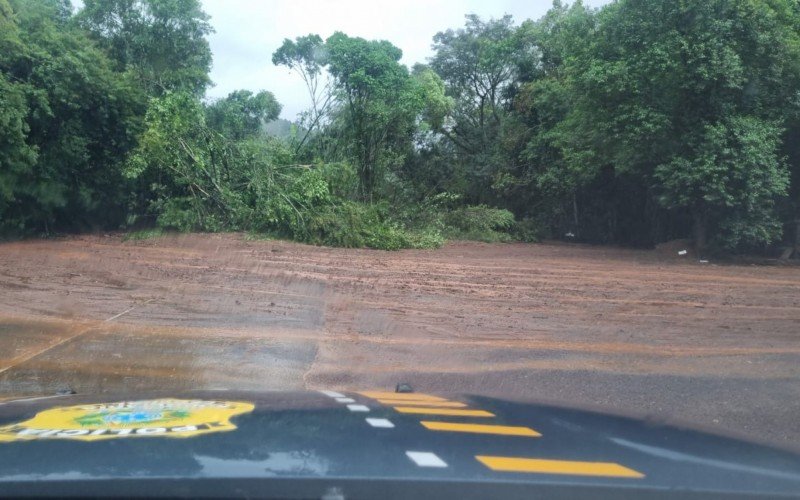 Há bloqueios totais e parciais por conta de deslizamentos, queda de pontes e alagamentos | abc+