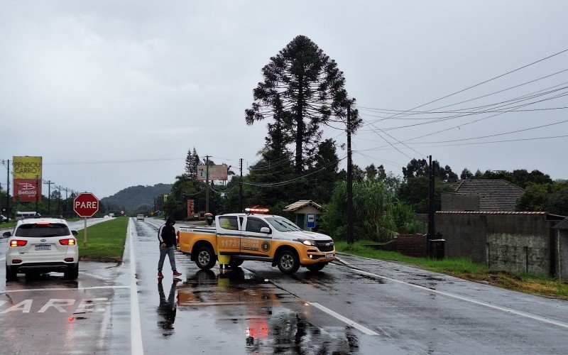 Arroio Cadeia transborda e bloqueia a RS-122, em São Sebastião do Caí | abc+