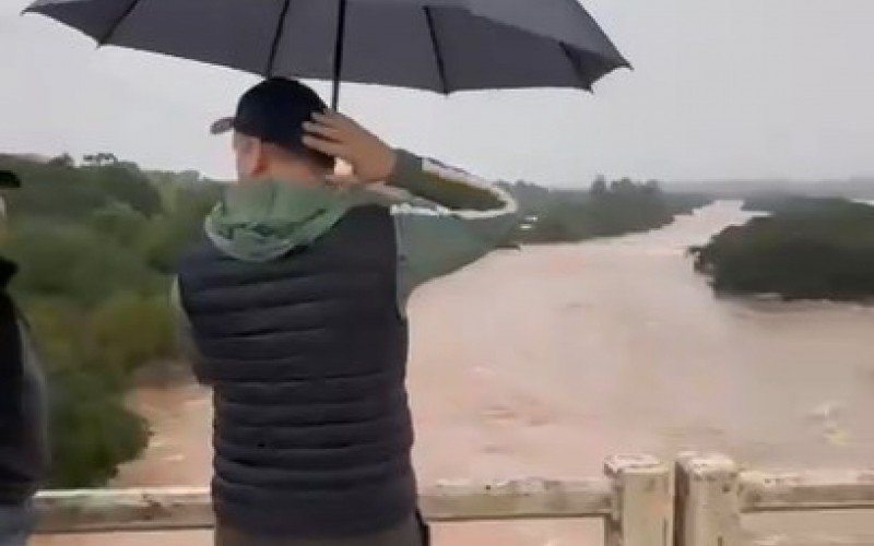 TEMPESTADE: Deputado flagra momento em que enchente arrasta ponte histórica no RS; assista | abc+