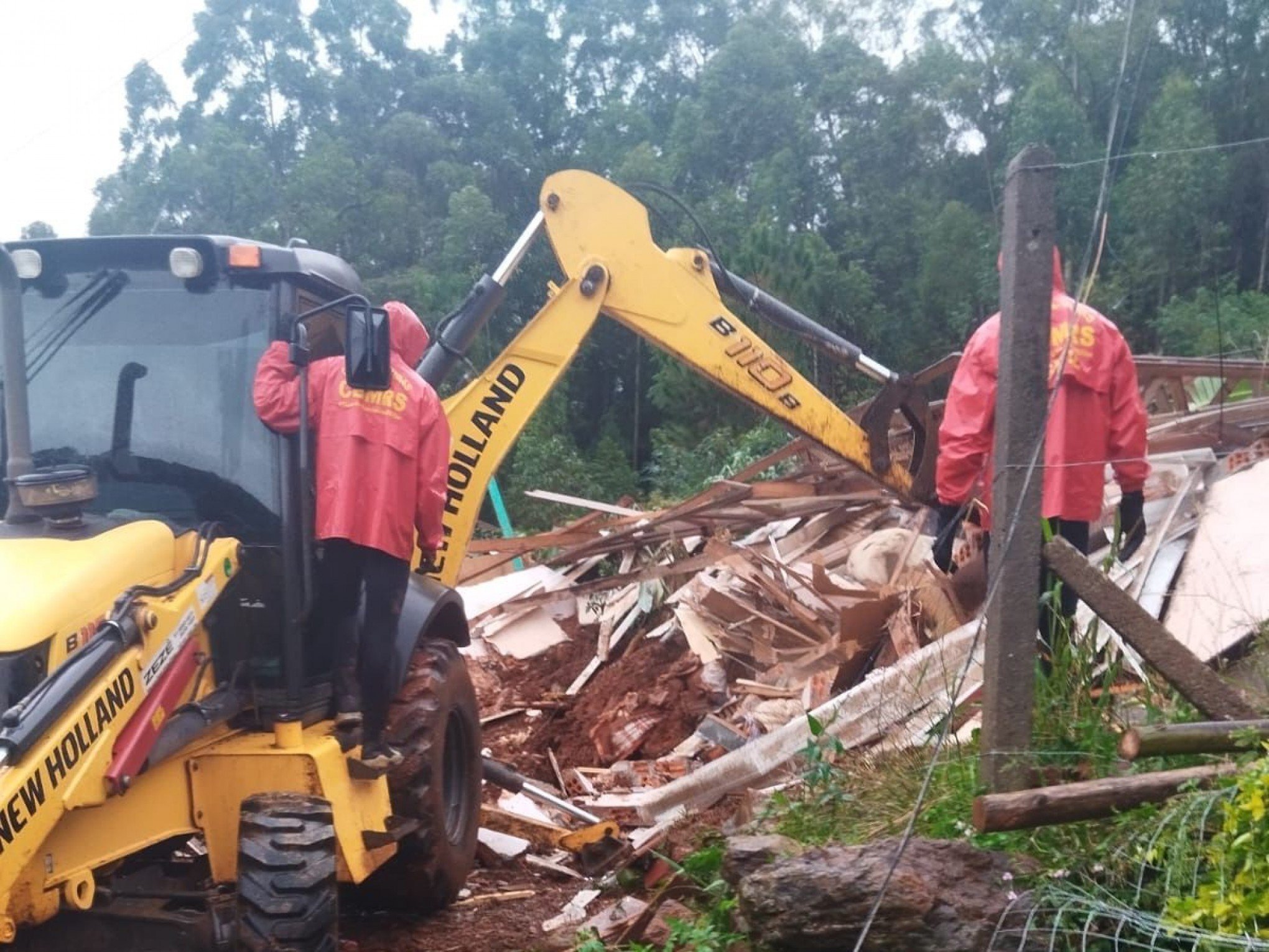 CATÁSTROFE NO RS: Identificadas vítimas de deslizamento de terra que destruiu casas em cidade da região