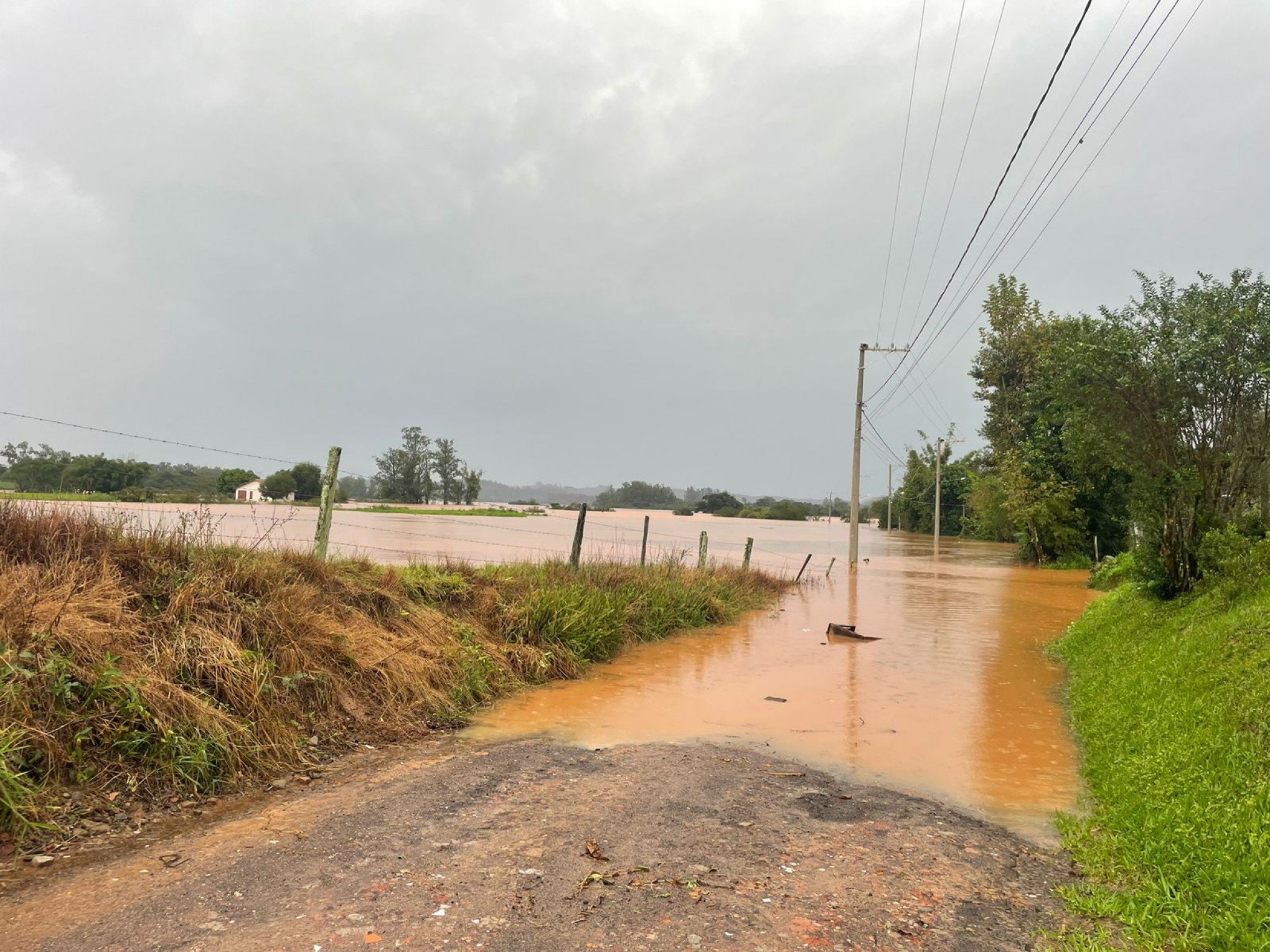 Enchente atinge trecho da Estrada da Barragem