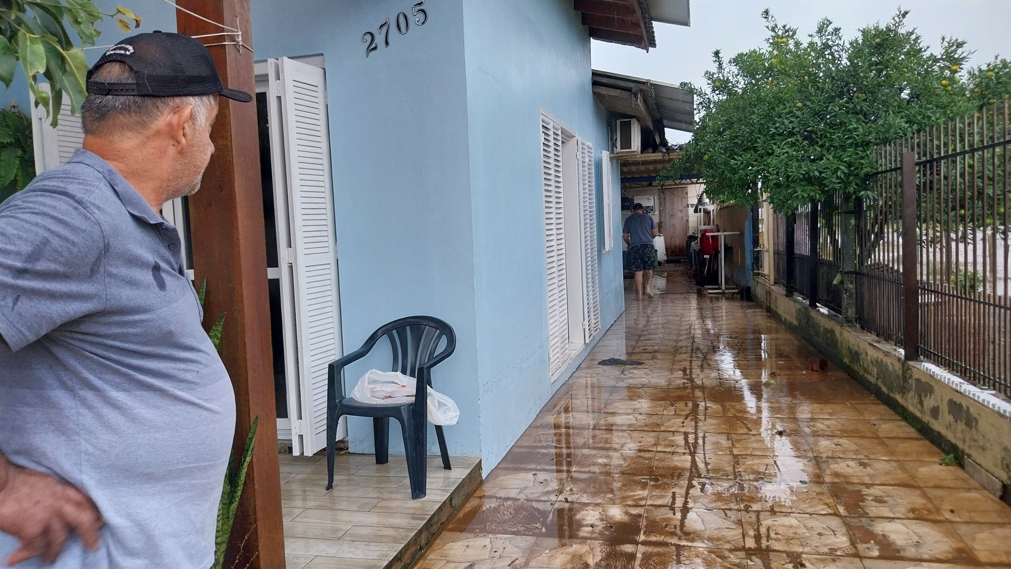 CATÁSTROFE NO RS: Famílias protegem casas de roubos e outras já tentam fazer limpeza em Parobé