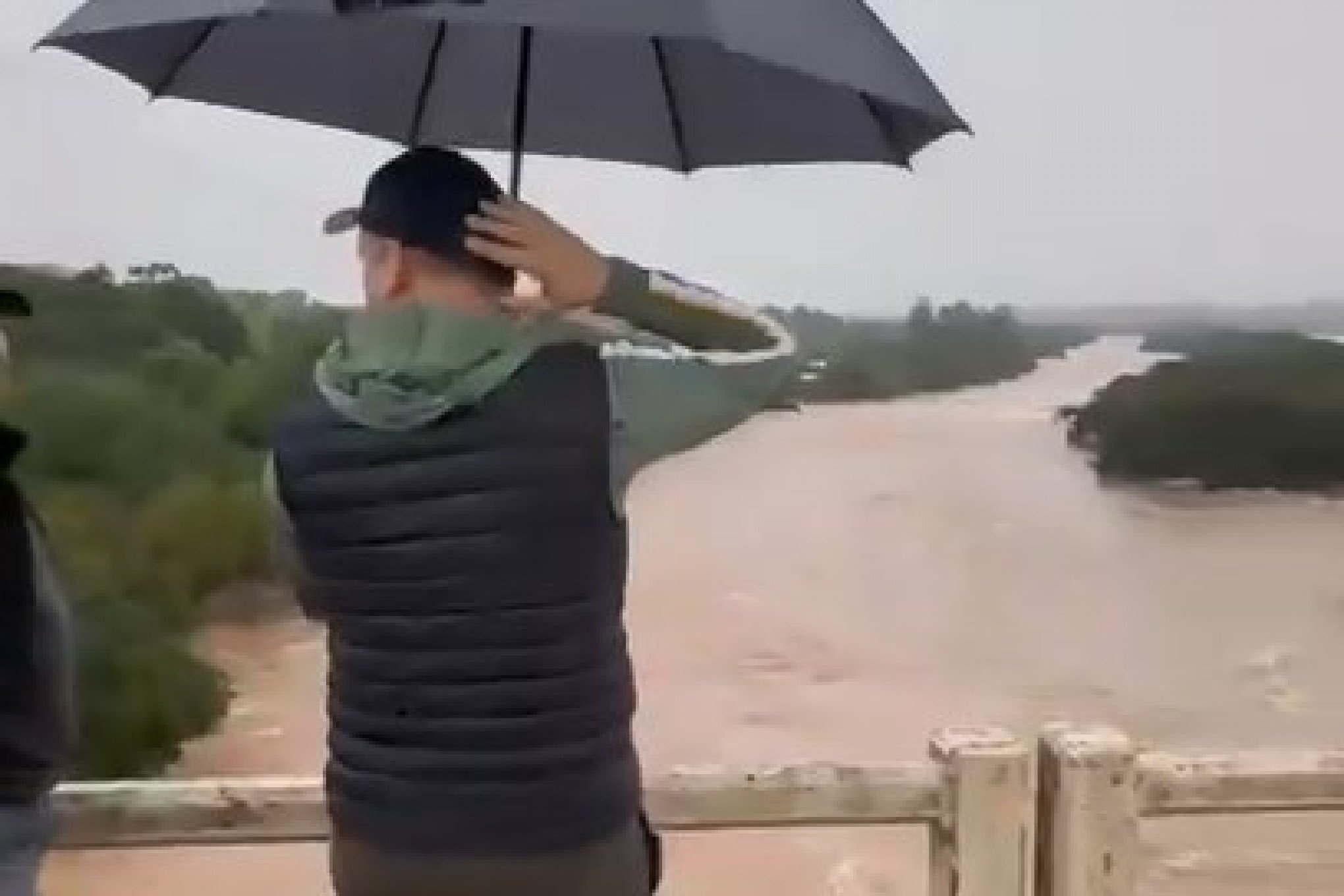 CATÁSTROFE NO RS: Deputado flagra momento em que enchente arrasta ponte histórica; assista