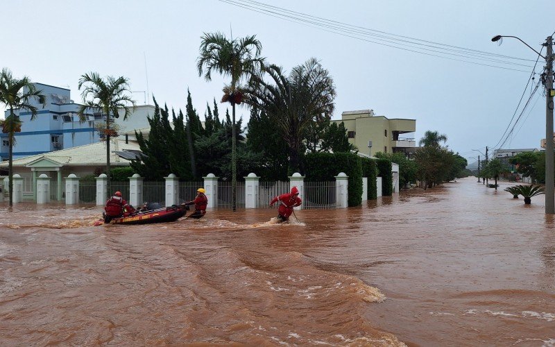 Cheia histórica em São Sebastião do Caí mobiliza resgate por água e pelo ar