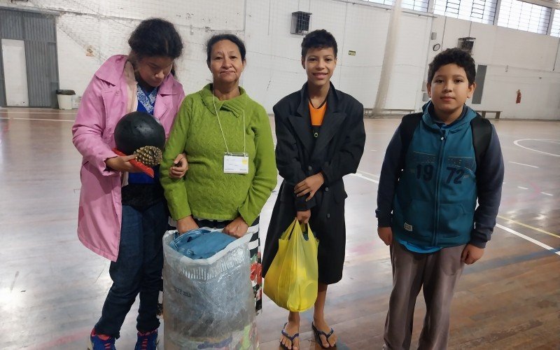 Dienifer da Cruz Godoy, 15, Vani Martins da Cruz, 57, Jéferson da Cruz Godoy, 13, e Cassiano Godoy, 12, no abrigo municipal  | abc+