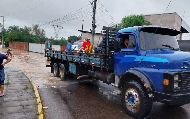 Resgate de famílias ilhadas no bairro Barrinha, em Campo Bom  | abc+