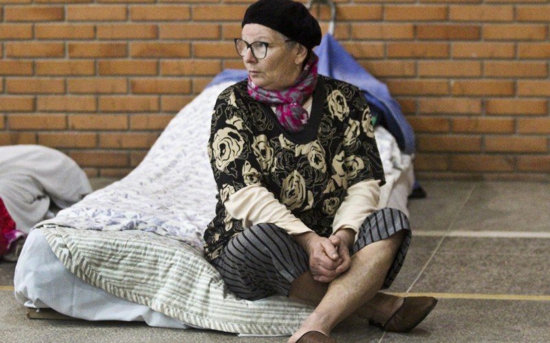 Desde a madrugada desta quinta-feira (2) no ginásio, Sueli Laureano permanece aguardando algum sinal de que possa voltar para casa