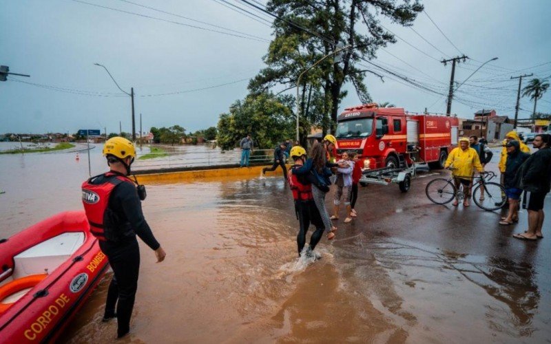 Bombeiros fazem o resgate de famílias alagadas em Esteio 