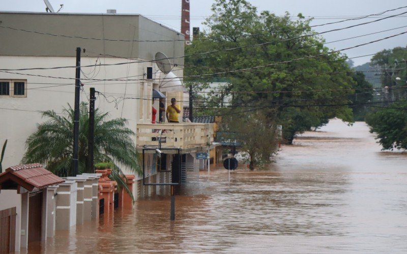 Cheia histórica em São Sebastião do Caí mobiliza resgate por água e pelo ar