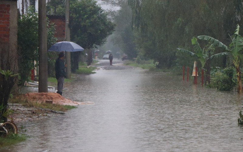 Água chegando na rua Eldorado, próximo à casa de bombas