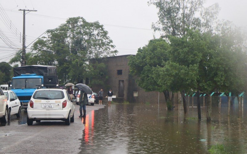 Carro de som passa alertando moradores sobre a inundação que irá se agravar