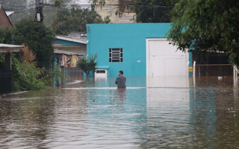 Água ultrapassa a cintura de moradores | abc+