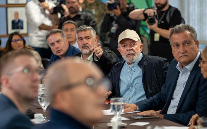 Governador Eduardo Leite, presidente Lula e ministros se reúnem em Santa Maria para avaliar estragos das chuvas e coordenar ações de resgate | abc+