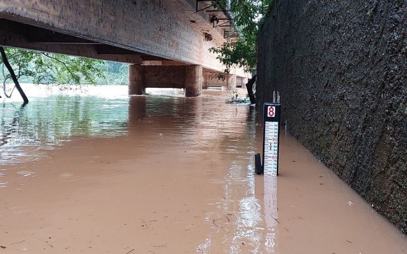 Rio dos Sinos atingiu a marca de 7,70 metros embaixo da ponte do bairro Barrinha em Campo Bom | abc+