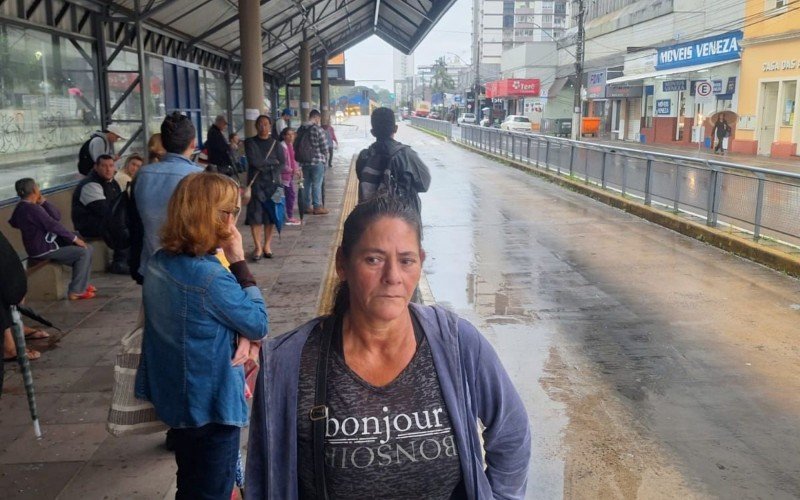 Maria de Lourdes, 51, também saiu a pé do Primavera porque o ônibus não chegou | abc+