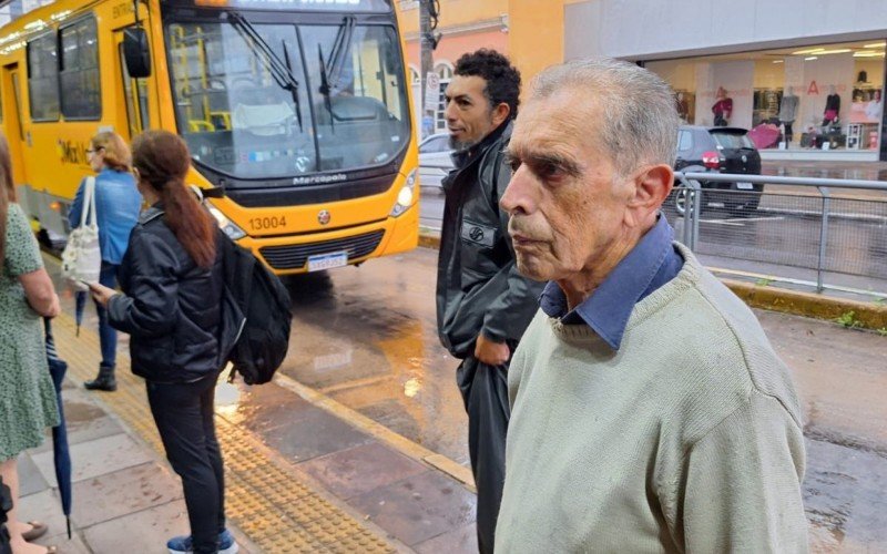 Remi Leal, 82 anos, teve que andar a pé do bairro Primavera até o Centro a pé, pois o ônibus não passou | abc+