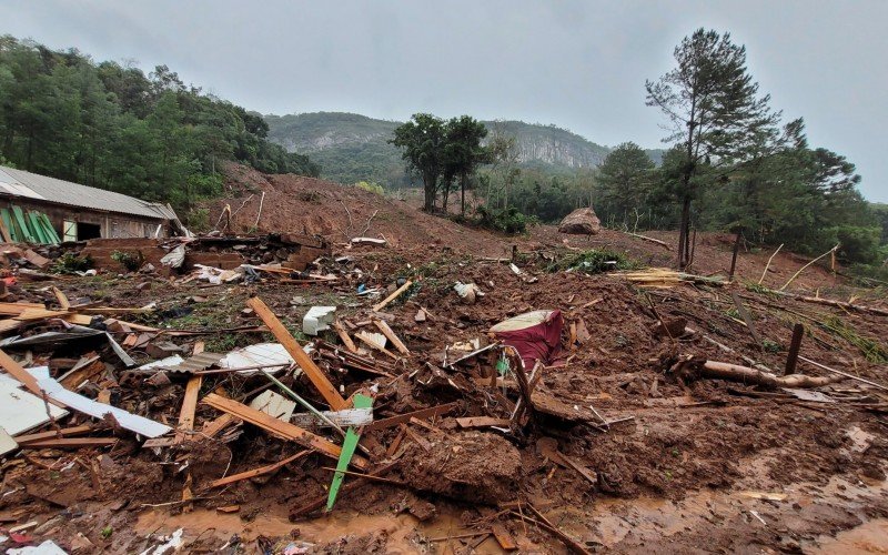 Desmoronamento de terra na Linha Pedras Brancas, interior de Gramado | abc+