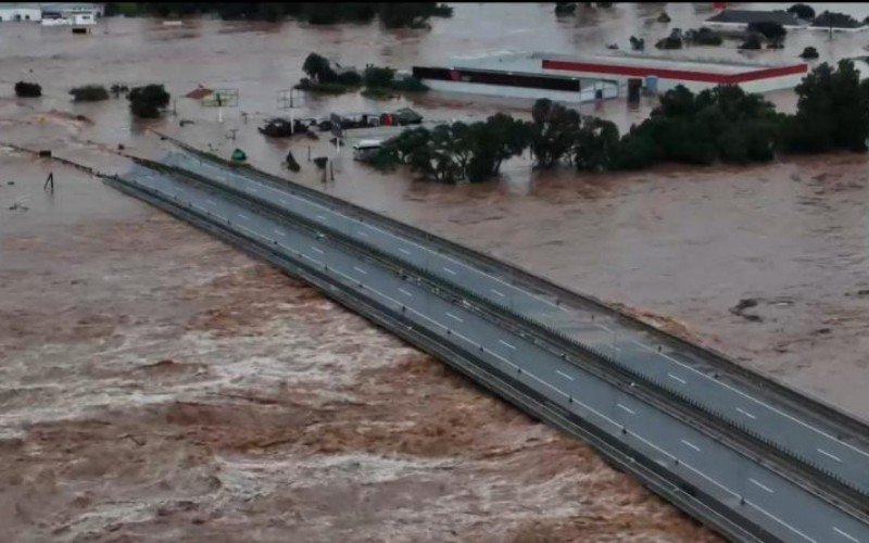 Ponte sobre o Rio Taquari, na BR-386, entre Lajeado e Estrela, está interditada desde às 19 horas de quarta-feira | abc+