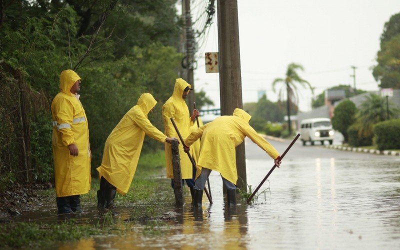 Trabalho é intenso para desobstruir bocas de lobo afetadas pelo excesso de chuva