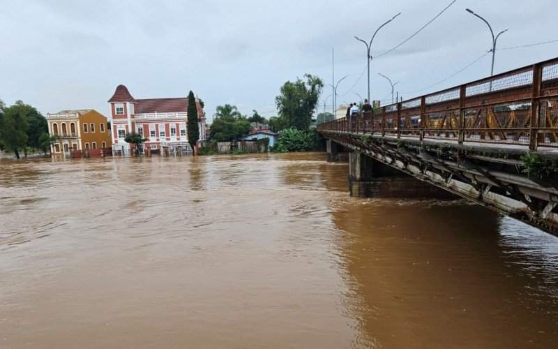 Nível do Rio dos Sinos segue em elevação de 4 centímetros por hora na cidade 