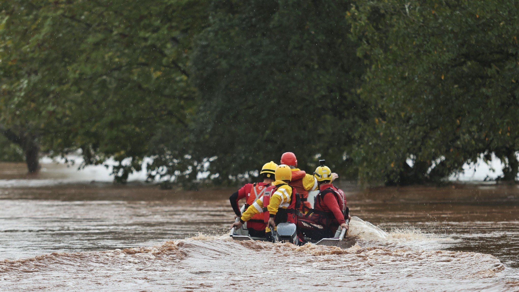 TEMPESTADE: Eduardo Leite alerta para risco de novas inundações e deslizamentos no RS; saiba até quando chove forte